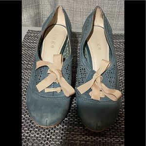 Vintage style Hinge perforated high heels lace up.